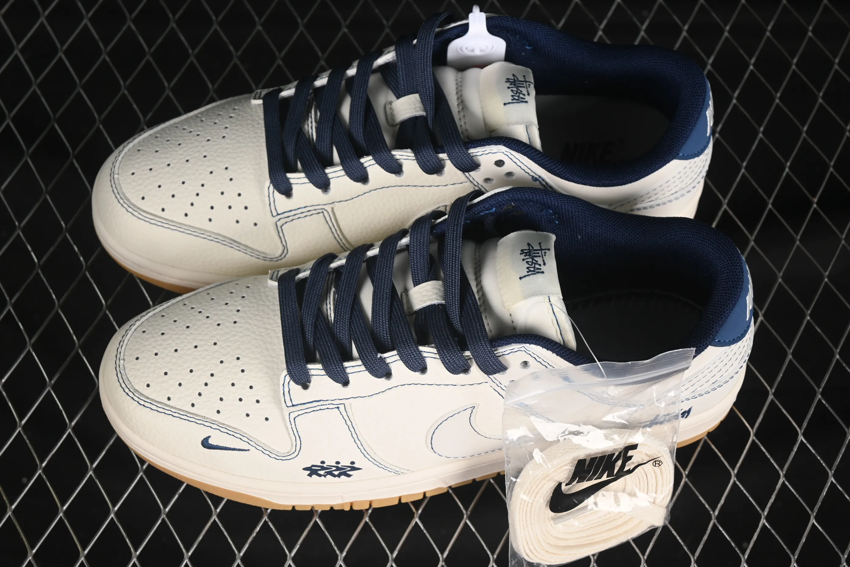 All categories Nk SB Dunk Series Nk SB Dunk Low High-end customized low-top sneakers Nike SB Dunk Low Stusi co-branded Blue line raw rubber Anniversary high-end customized low-top casual sneakers JJ2508-559